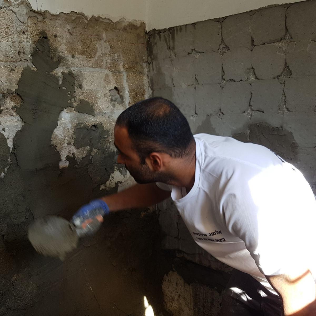 מבוקר ועד ערב, צוות מתנדבים עושה למען קשיש - שיהיה לו בית ראוי (צילום: פייסבוק)